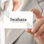 mulher_segurando_cartão_nfc_iwabara