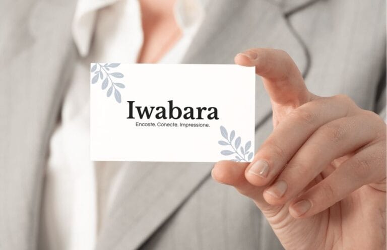 mulher_segurando_cartão_nfc_iwabara